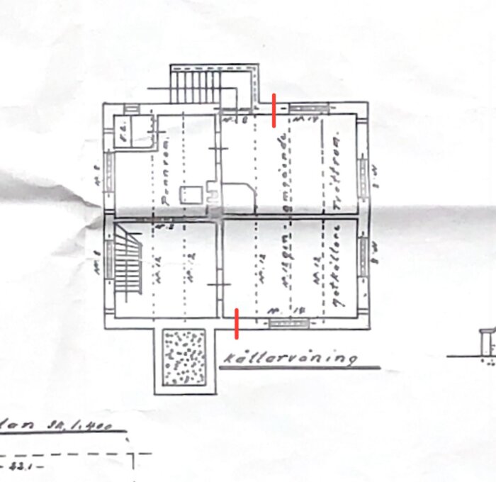 Planskiss av källarvåning med röda markeringar för föreslagna ventilationshål i ytterväggen; balkar visas med streckad linje nära hålen.