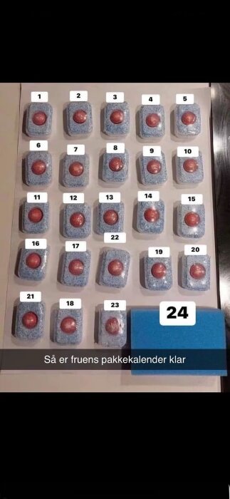 Adventskalender av diskmaskinstabletter, nummererade 1-24, med en svamp vid nummer 24.