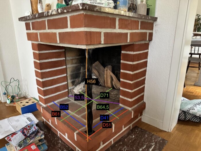 Bild av en tegelspis med måttangivelser B61, B52, D41, D51, H56, 53,5, och D71 i olika färger. Pelare och ved syns i spisen.