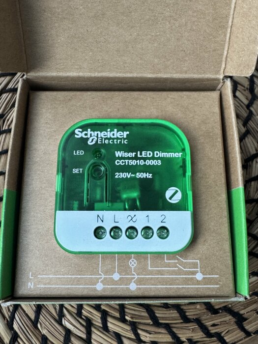 Schneider Wiser LED Dimmer CCT5010-0003 i en kartong.