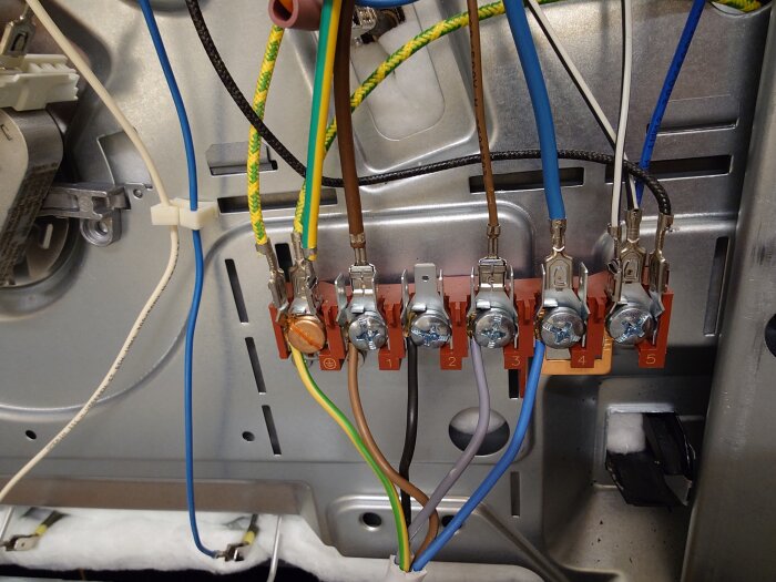 Kopplingsschema och ledningar inuti en Siemens 230V spis/ugn med tydliga märken för elektriska anslutningar och fästen.