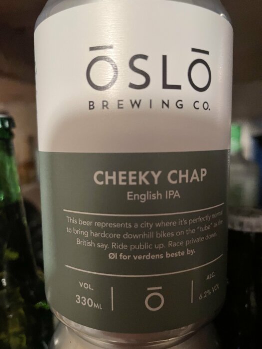 Burk från Oslo Brewing Co med etikett för Cheeky Chap English IPA, 330ml, 6.2% vol, beskrivs som "En enkel burk denna söndag".