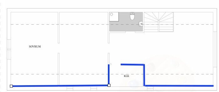 Planritning av ovanvåning i ett hus som visar var byggplast (blå markeringslinjer) finns och saknas i väggarna, särskilt kring klädkammaren.