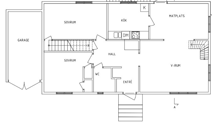 Planskiss över ett hus med fokus på källarvåning och garage, visar rumsplacering och smalt fönster mellan källarvägg och garage.