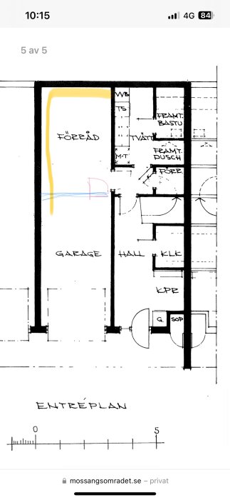 Planskiss över ett entréplan med förråd, garage och andra rum markerade, inklusive spirorör från tvättstuga till garage.