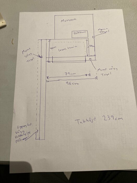 Handritad skiss som visar installation av insatskamin med mått och placering i relation till murstock och väggar. Märkt med "takhöjd 239 cm".