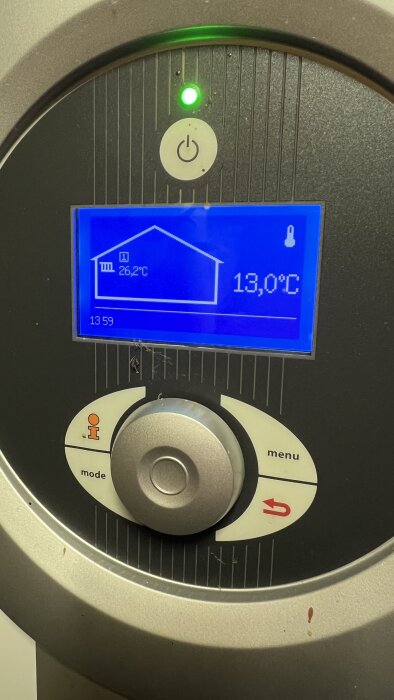 Bergvärmepump med display som visar inomhustemperatur 26,2°C och vatten 13,0°C, ur IVT Greenline E11-systemet.