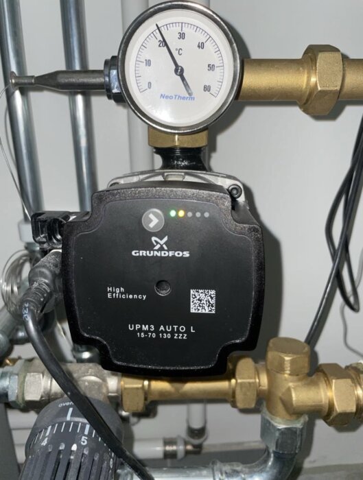 VVS-system med mässing- och temperaturmätare från NeoTherm, Grundfos UPM3 Auto L pump och rördelar i olika material.