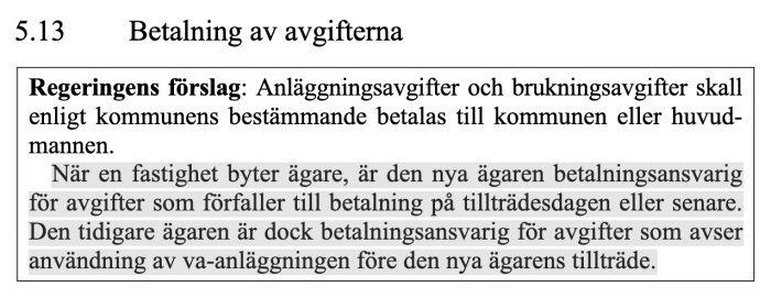 Utdrag ur en proposition som beskriver betalningsansvar vid fastighetsöverlåtelse enligt regeringens förslag, med fokus på anläggnings- och bruksavgifter.