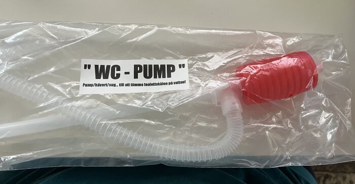 Plastpåse med en sifonpump märkt "WC-pump", används för att tömma toaletter.