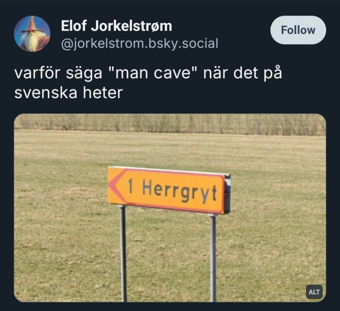 Vägskylt med texten "1 Herrgryt" står på en gräsfält.