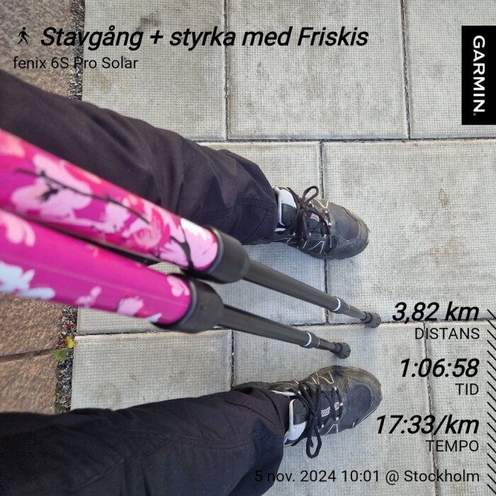 Person som står med stavar för stavgång på trottoar. Text visar data från träning: 3,82 km distans, tid 1:06:58, tempo 17:33/km, Stockholm, 5 nov. 2024.