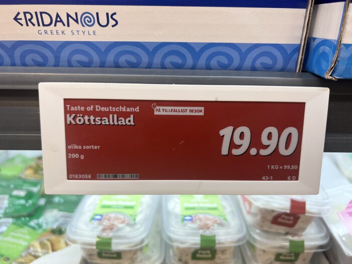 Prisskylt för köttsallad från "Taste of Deutschland" i butik, 200 g för 19,90 kr.