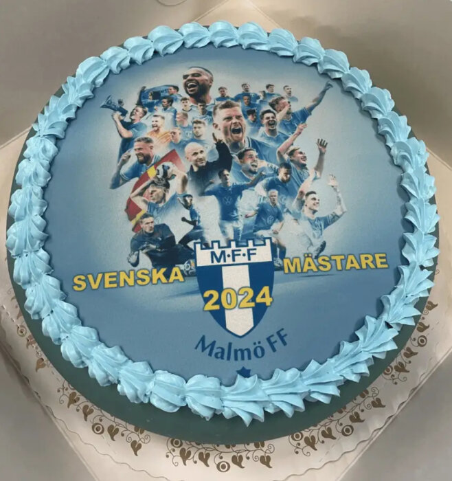 Tårta med Malmö FF:s spelare och texten "Svenska Mästare 2024" på grädden.