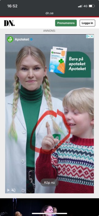 En vuxen och ett barn framför en reklam för Apotekets familjepack med plåster. Barnet pekar stolt på sitt plåster på fingret.