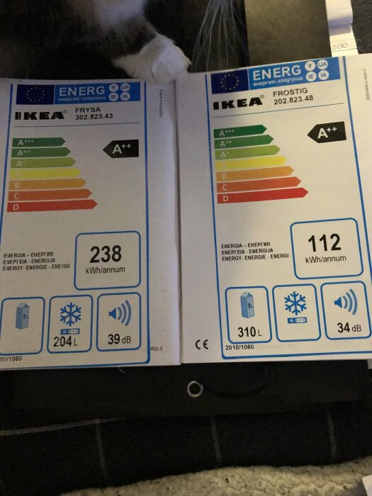 Energimärkningar för två IKEA-produkter, frysa och frodig, med förbrukning 238 kWh/år och 112 kWh/år. Olika energiklasser och dB-värden syns.