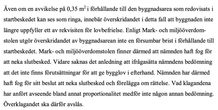 Text från Mark- och miljööverdomstolens beslut om överskridande av byggnadsarea med 0,35 m² och nekande av slutbesked för komplementbostadshus.