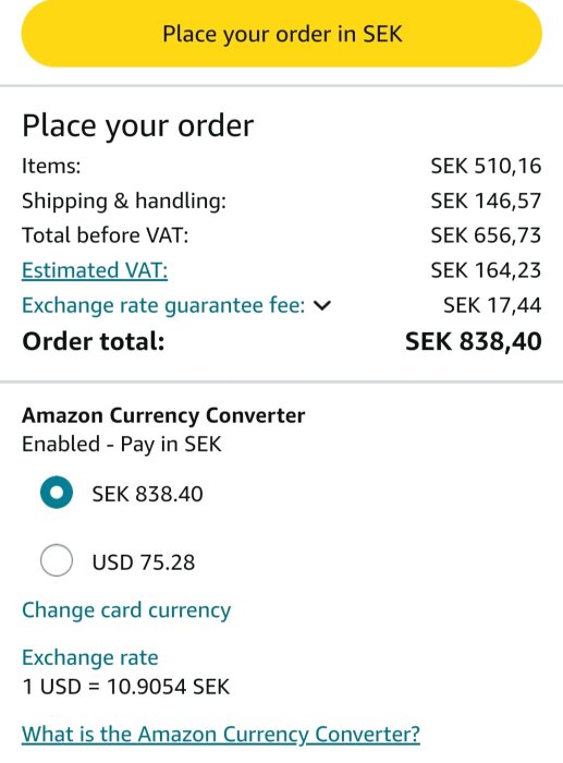 Skärmdump av en beställningssida som visar totala kostnader inklusive moms och valutaväxling, med slutbeloppet SEK 838,40.