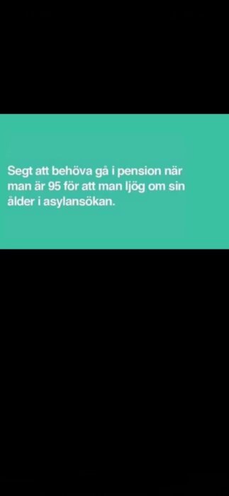 Text på grön bakgrund: "Segt att behöva gå i pension när man är 95 för att man ljög om sin ålder i asylansökan.