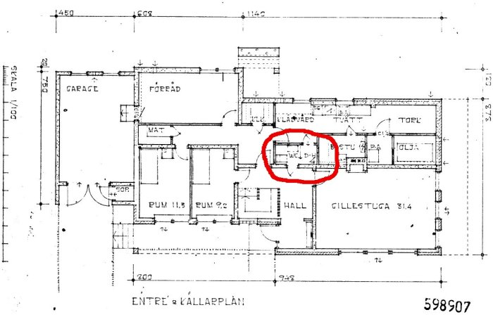 Planritning av källarplan med en röd cirkel runt WC och dusch.