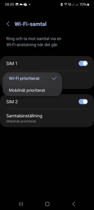 Inställningar för Wi-Fi-samtal med Wi-Fi prioriterat för SIM 1 och mobilnät prioriterat för SIM 2 på en smartphone.