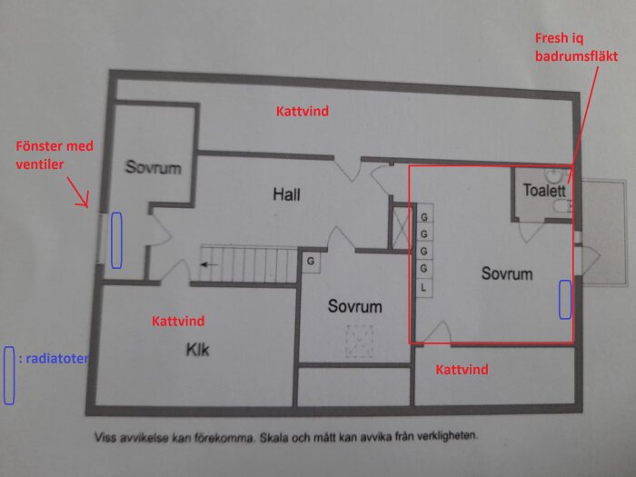 Planritning av övervåning i 2-planshus med markerade sovrum, ventilationsmöjligheter och badrumsfläkt. Anpassat för diskussion om luftförbättring.