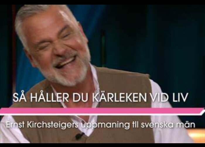 Man som ler i studiobelysning med texten "Så håller du kärleken vid liv" och "Ernst Kirchsteigers uppmaning till svenska män".