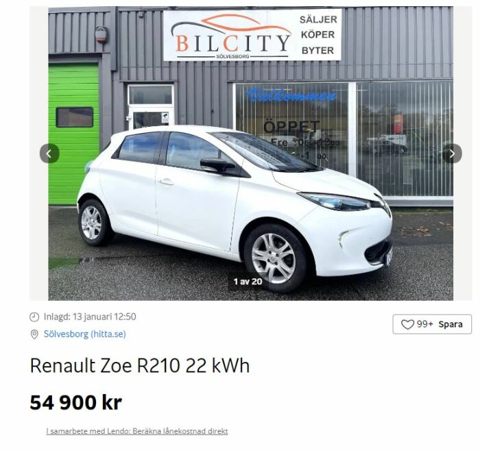 Vit Renault Zoe R210 elbil parkerad framför Bilcity Sölvesborg. En del av texten visar priset 54 900 kr samt information om försäljning och köp.