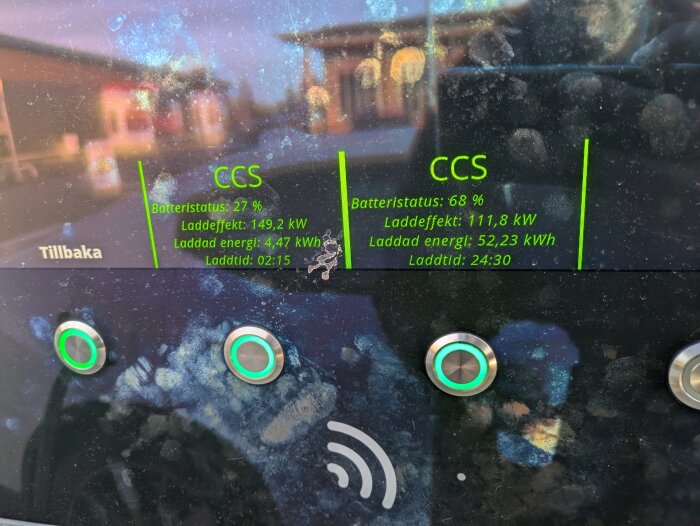 Skärm på laddstation visar batteristatus 27% och 68%, ladeffekt 149,2 kW och 111,8 kW, samt laddad energi 4,47 kWh och 52,23 kWh.
