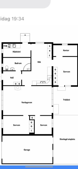 Planlösning av hus med kök, vardagsrum, tre sovrum, badrum, hall, kontor och garage. Trädäck och stensatt uteplats visas. Garaget tänkt som bostadsyta.