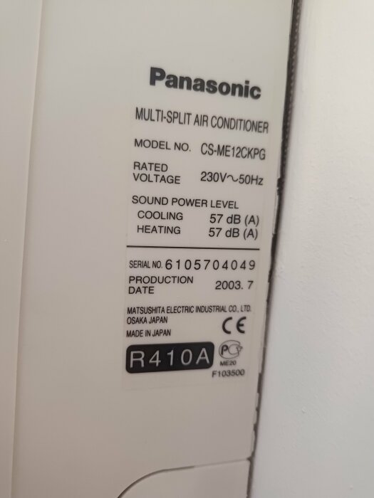 Etikett på Panasonic luftvärmepump modell CS-ME12CKPG, tillverkad 2003, visar teknisk information som spänning och ljudnivå.