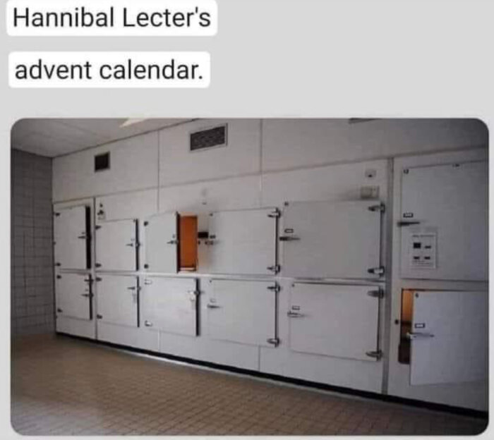 Rader av dörrar i en klinisk miljö, beskrivs humoristiskt som Hannibal Lecters adventskalender.