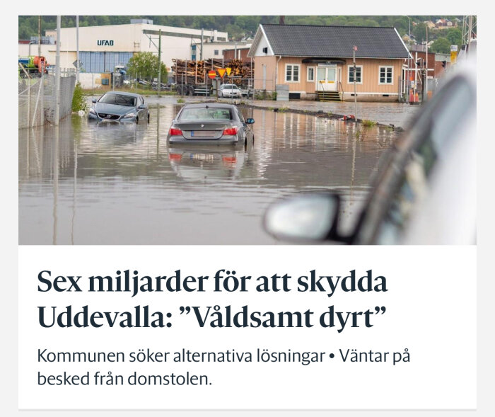 Bilar på en översvämmad gata i Uddevalla med sökande efter dyra lösningar för att skydda staden från vattenmassor.