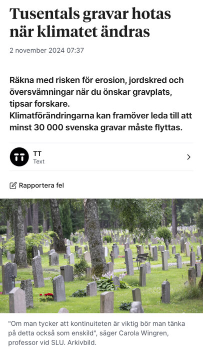 Gravstenar på en kyrkogård omgivna av grönska, som kan påverkas av klimatförändringar enligt artikeln om erosion och översvämningar.