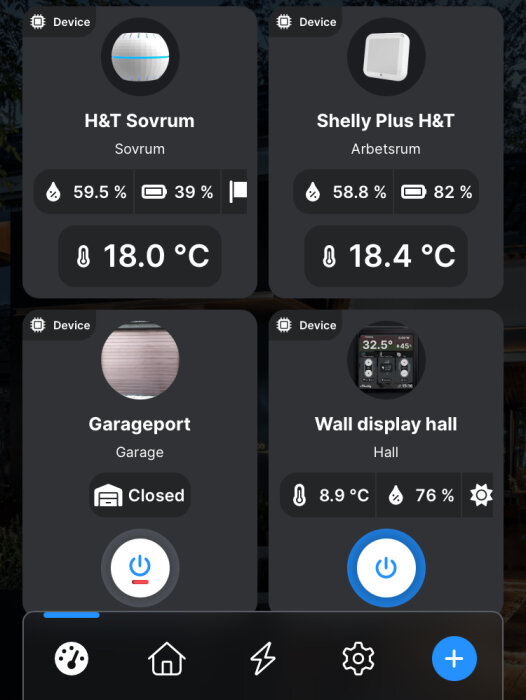 Skärmbild av en app som visar temperaturer och fuktighetsnivåer i olika rum; hallens display visar 8,9 °C och 76 % fuktighet, indikerar utetemperaturen.