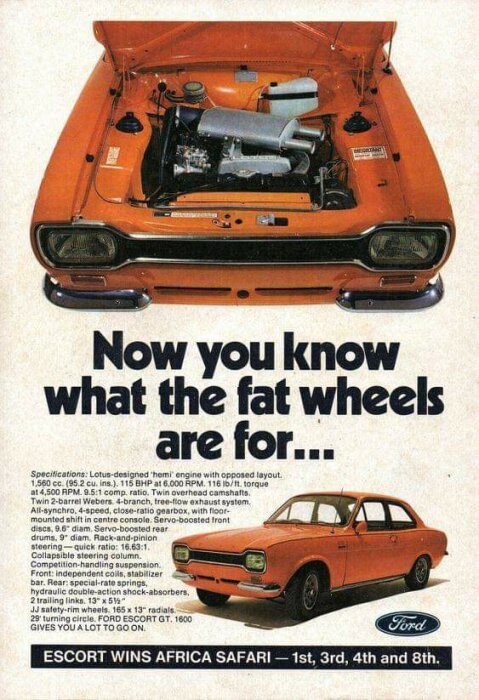 Vintage Ford reklam med en orange bil, motor och specifikationer. Text: "Now you know what the fat wheels are for." Escort vinner i Africa Safari.