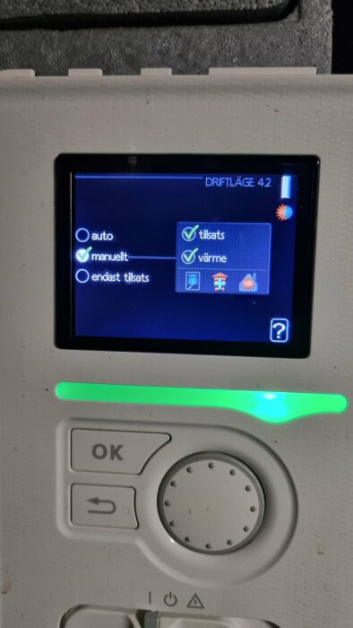 Skärm på cirkulationspump med val för driftläge: auto, manuellt, endast tillsats. Alternativ för tillsats och värme är förbockade.