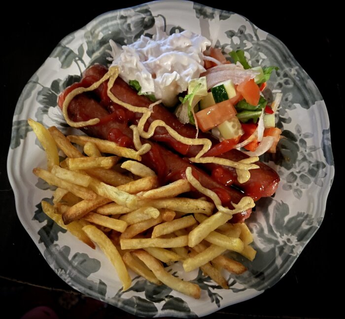 Tallrik med stekt grillkorv, pommes frites, sallad med lök, räksallad, ketchup och senap.