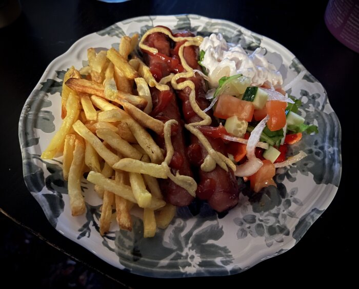 Tallrik med stekt korv, pommes frites, sallad med lök och kräftröra, toppat med ketchup och senap.