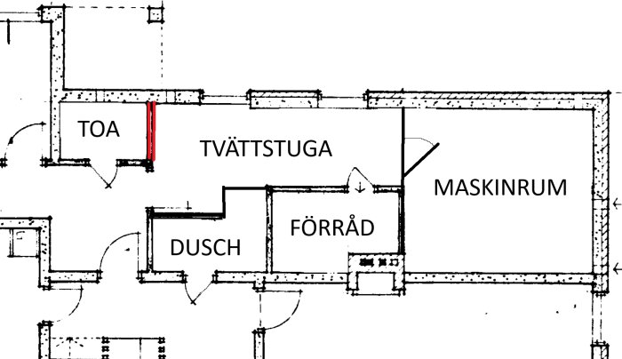 Planritning över våning i renovering, visar toalett, tvättstuga, maskinrum, och förråd. Den nya murade väggen markerad i rött mellan toa och tvättstuga.