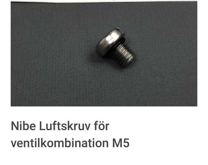 Nibe luftskruv för ventilkombination M5 på en mörk bakgrund.