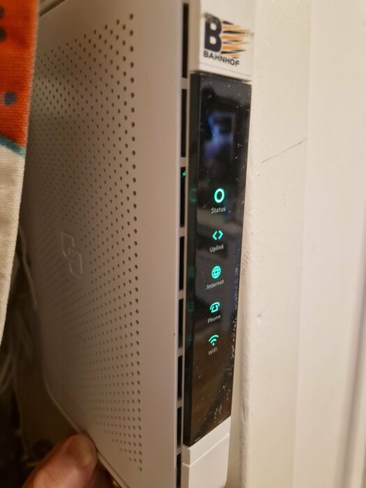 Router med statuslampor för anslutning, internet, telefon och WiFi.