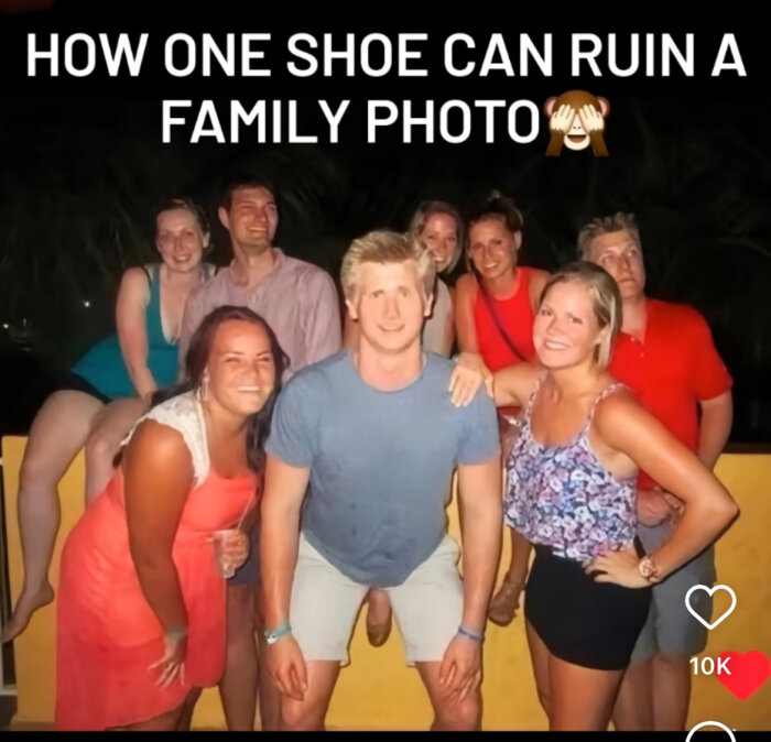 Gruppbild på glada personer där en sko är i fokus mellan två personer i mitten, med texten "How one shoe can ruin a family photo.