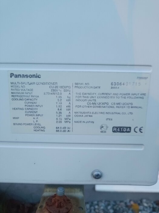 Närbild av etiketten på en Panasonic multi-split-luftkonditioneringsenhet utomhus, modell CU-2E18CBPG, med tekniska specifikationer.