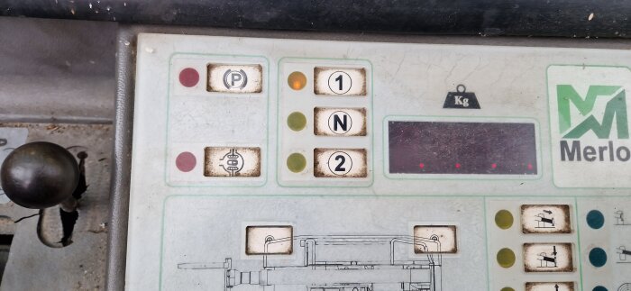 Instrumentpanel i en arbetsmaskin, visar lägena "P", "N", "1", och "2" med färgmarkeringar och text "Merlo".