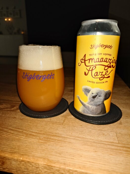 Stigbergets Ammaaaazing Haze ölburk och fyllt glas på ett bord, med en tecknad koala på burken.