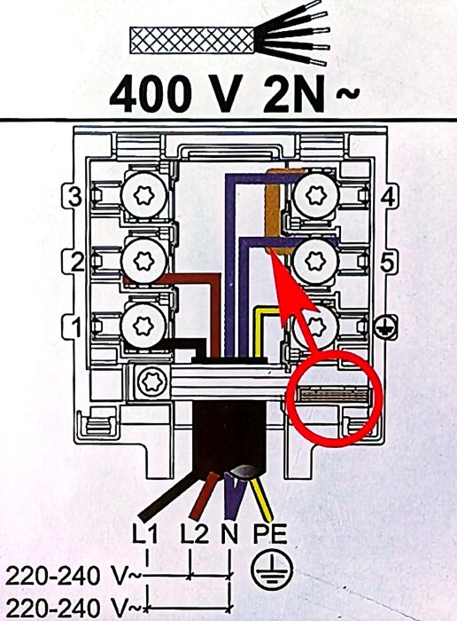 Kopplingsschema för 400 V 2N-spis med Perilex-kontakt, visar ledningsdragning med stiftmärkning och null-brygga.