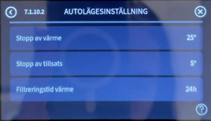 Bild av en skärm som visar autolägesinställningar för värme med stopp av värme vid 25°, stopp av tillsats vid 5° och filtreringstid på 24h.