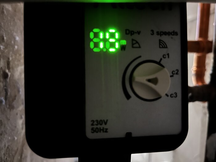 Manöverpanel på Altech CPA 130 pump med lysande digital display, visar inställningar för variabelt tryck och hastighet c1 till c3.