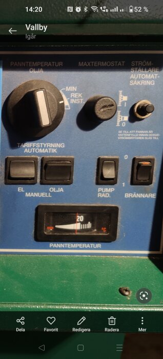 Närbild av kontrollpanel för panna med inställningar för pann-temperatur, automat-säkring och strömbrytare för el och olja.